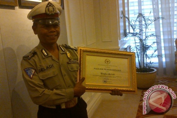 Bripka Seladi, Polisi Pemulung Tak Silau Suap