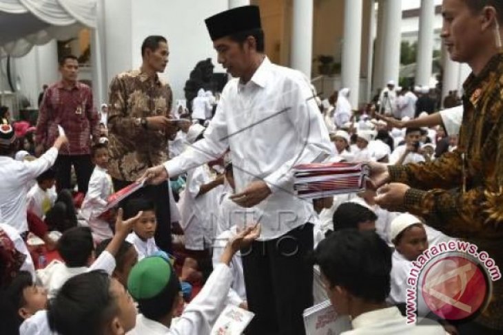 Presiden Shalat Jumat Dengan Prajurit TNI Dan Polri