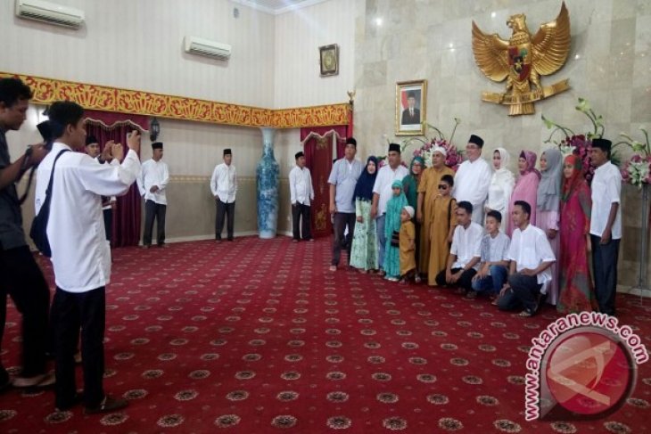 Gubernur Bengkulu Sajikan Jajanan Tradisional