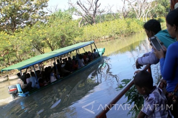 Wahana Perahu Favorit Pengunjung Kbs Antara News Jawa Timur