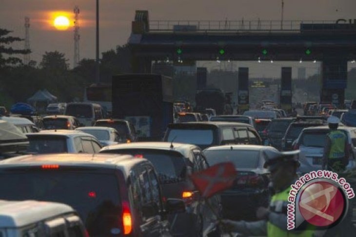 Volume kendaraan Tol Jakarta-Cikampek meleset dari perkiraan