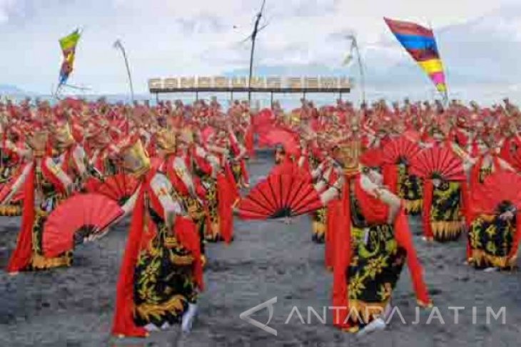 Festival Gandrung Sewu Pukau Ribuan Wisatawan