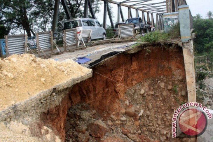 Jalan Provinsi Jabar-Jateng Amblas Lagi?