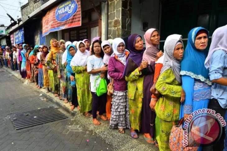 Ribuan Warga Berebut Nasi Jangkrik Goreng