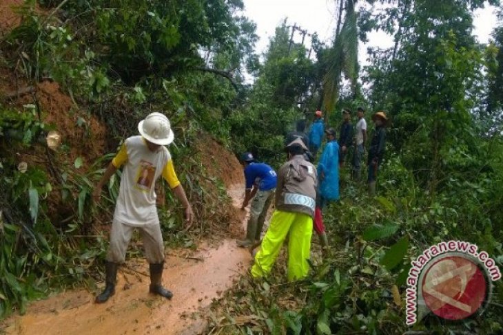 Longsor Tutup Jalur Alternatif Wisata Cikidang-Palabuhanratu