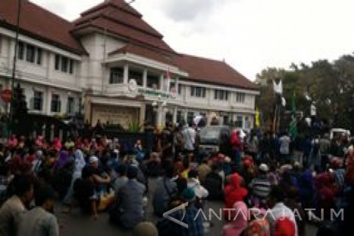 Unjuk Rasa Warnai Rapat Paripurna