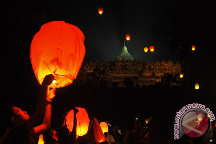 Pelepasan lampion warnai pergantian tahun di Borobudur