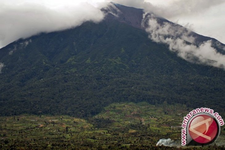 Pos Pengamatan: aktivitas Gunung Kerinci normal