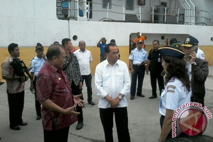 Menteri Perhubungan Tinjau Pelabuhan Saumlaki