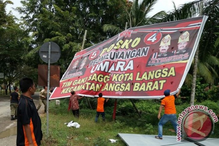 Panwaslu kota Lhokseumawe tertibkan alat peraga kampanye