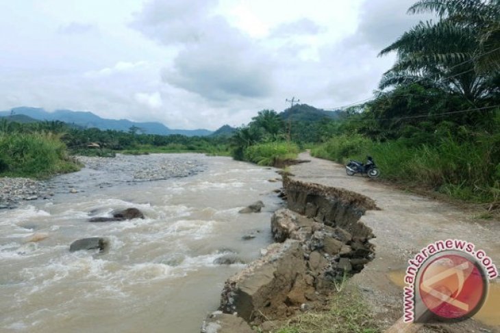 Jembatan Terputus Akibat Banjir Dilangkat