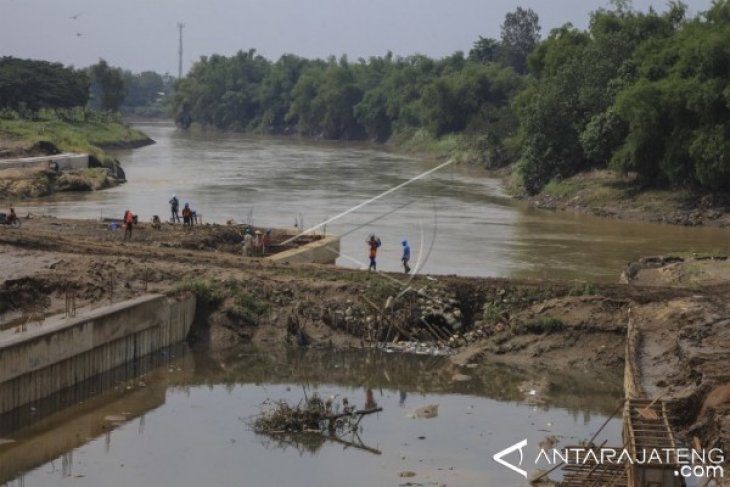 DINDING PEMBATAS SUNGAI