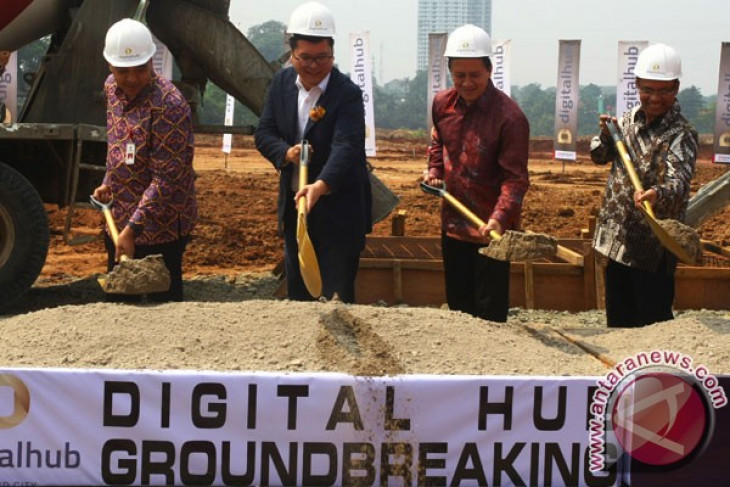 Pembangunan Digital Hub Indonesia di Serpong, Tangerang, Banten, Kamis (18/5/2017). Foto: Arsip ANTARA FOTO/Muhammad Iqbal 