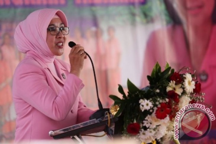 Bhayangkari Serahkan Bantuan di SLB Tabanan