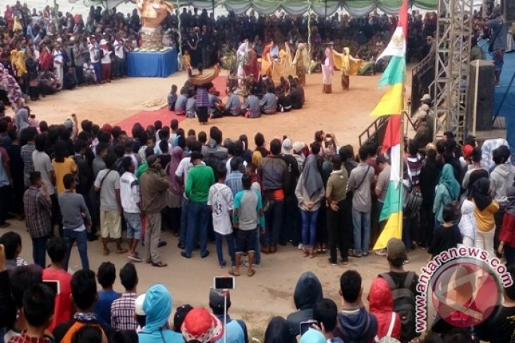 Ribuan Wisatawan Saksikan Pesta Adat Perang Ketupat di Bangka Barat