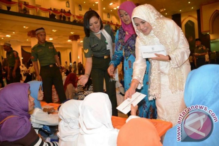 Panglima TNI Santuni 1.000 Anak Yatim di Malut
