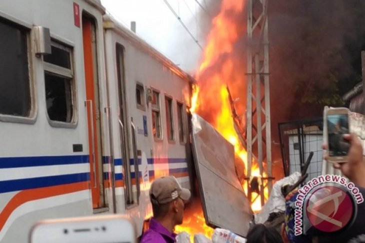 Kecelakaan KA-Mobil Boks di Senen Tewaskan Dua Orang