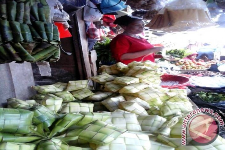Perajin anyaman ketupat di Ambon panen rejeki