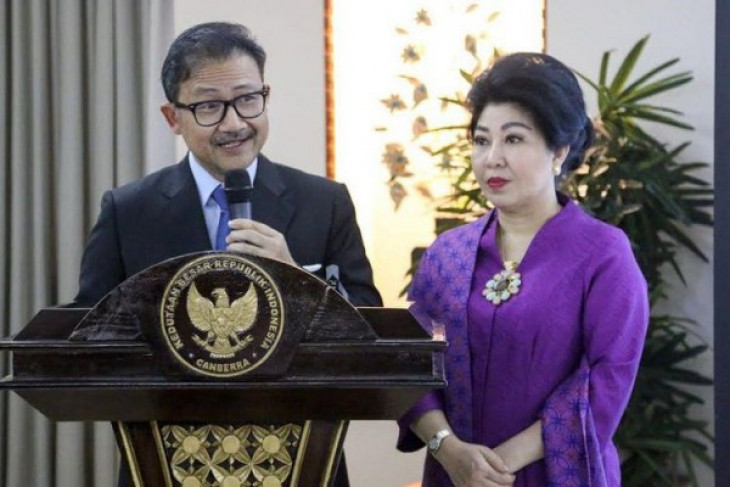 Memopulerkan wayang kulit dengan Bahasa Inggris