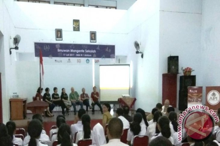 Ilmuwan dan Peneliti Mangente Sekolah di Ambon