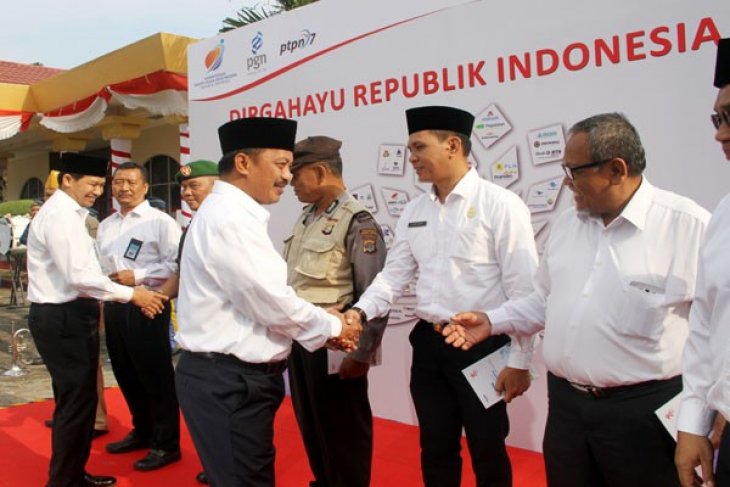 Puncak HUT 72 RI, PTPN VII-PGN Upacara Bersama Dan Memberikan Penghargaan Karyawan