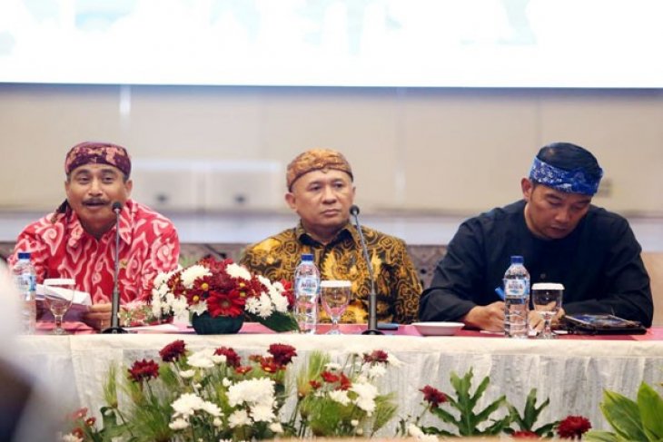 Kang Emil Bersepeda 'Onthel' Inspeksi Jelang Karnaval (Video)