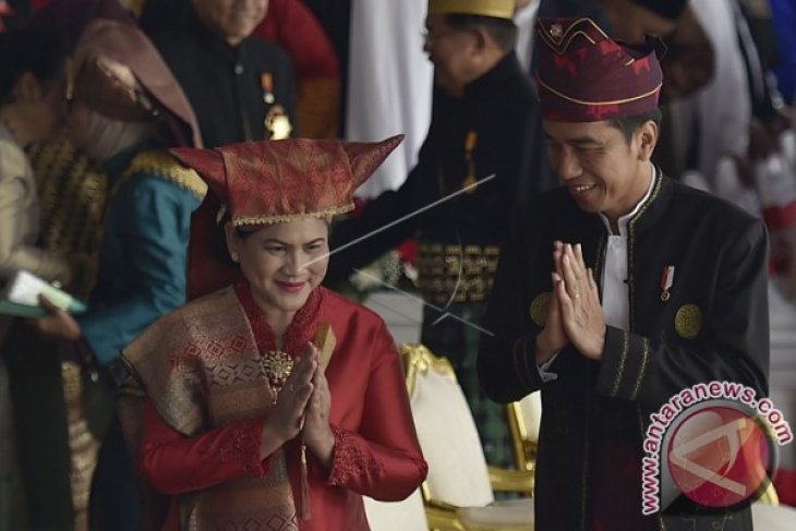 Pakaian Adat Dan Personal 'Branding' Jokowi