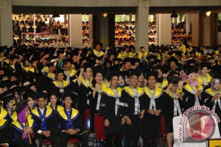 2.012 Wisudawan UI Berpredikat Cum Laude