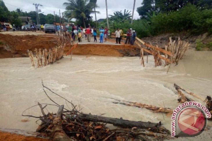 Jembatan penghubung antar desa di Bangka Tengah ambrol