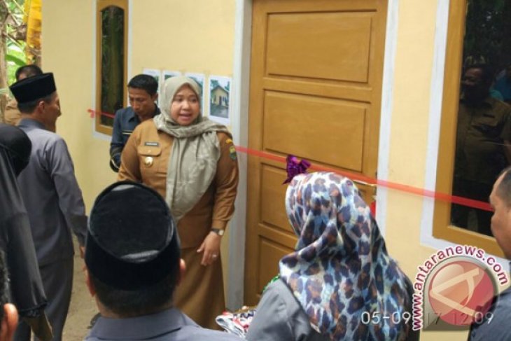 Bupati Masnah serahkan kunci usai bedah rumah
