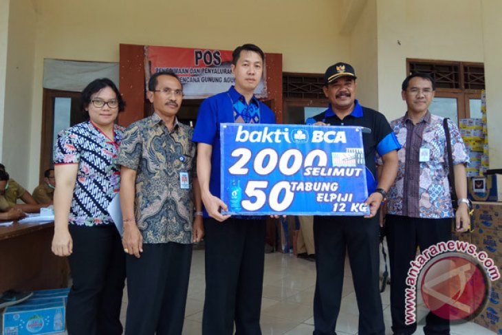 BCA Menyerahkan Bantuan Pengungsi Gunung Agung