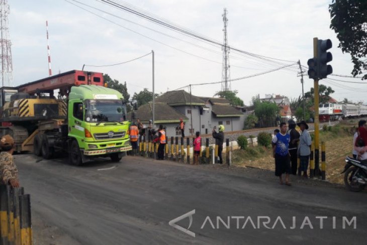 Perjalanan Ka Mutiara Timur Terganggu Akibat Truk Mogok Di