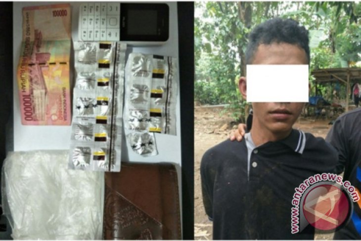 Santai Di Samping Rumah MZ Diciduk Polisi