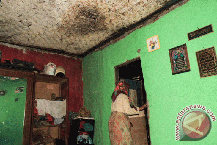 Pelajar SD Purwakarta Bantu Perbaikan Rumah Warga