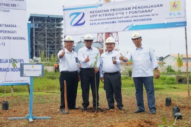 PLN UIP Tanam 720 Pohon Rayakan Harlinas