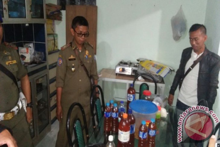 Satpol PP Bangka Selatan Sita Puluhan Botol Minuman Keras