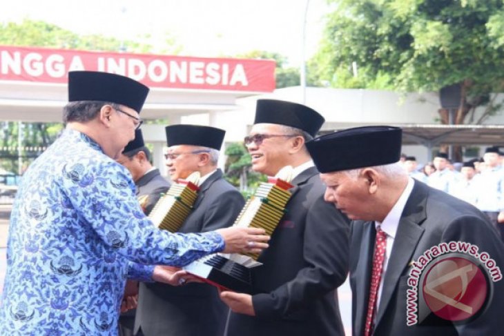 Syaharie Jaang Terima Penghargaan Parasamya Purnakarya Nugraha