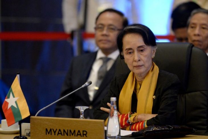 Kediaman Suu Kyi dilempari bom Molotov