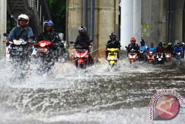 Hujan dan Petir Akan Melanda Wilayah Jakarta Rabu