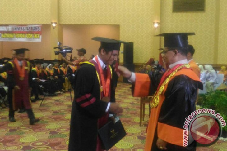 Universitas Jambi Mewisuda 871 Mahasiswa (video)