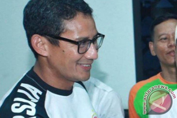 Sandiaga serahkan jaket  pemberian Habibie ke KPK ANTARA 