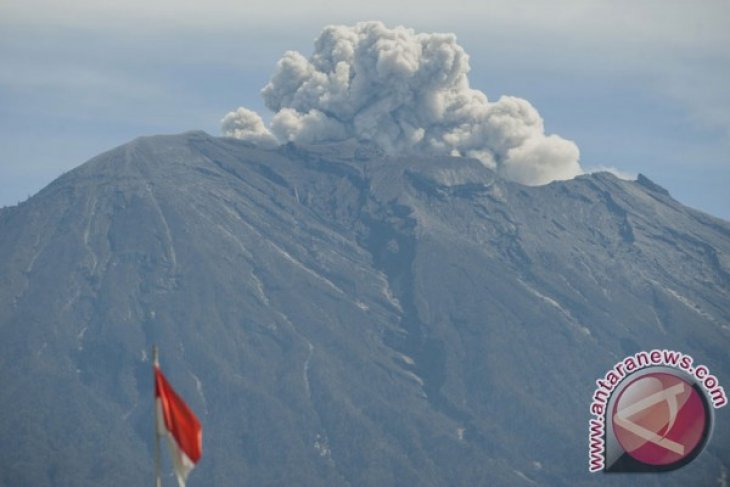 Gunung Agung meletus lagi, semburkan abu 2,5 km