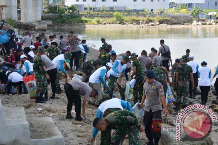 Kodam Pattimura Dinas Lingkungan Hidup Bersihkan Lingkungan