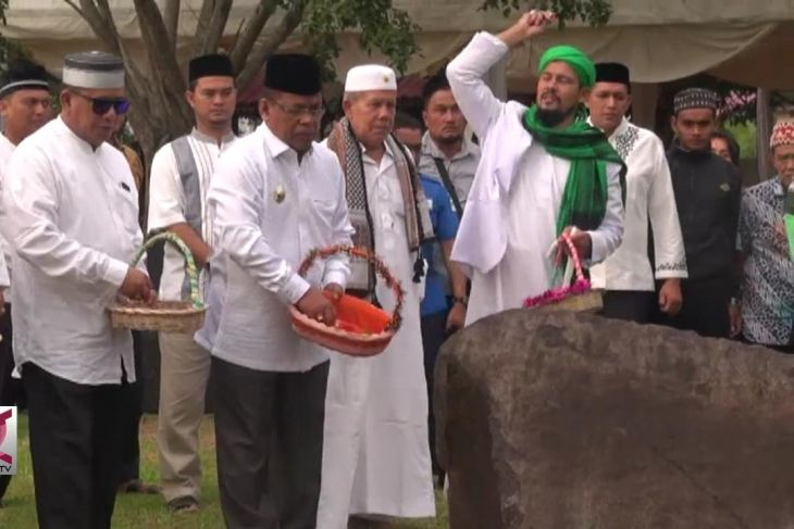Warga Banda Aceh Ziarah ke Kuburan Massal