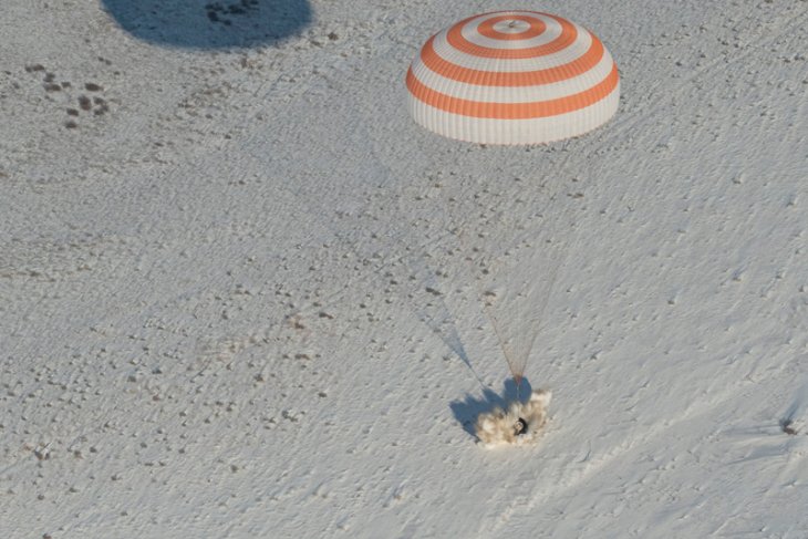 Dua astronaut dan satu kosmonaut kembali ke Bumi
