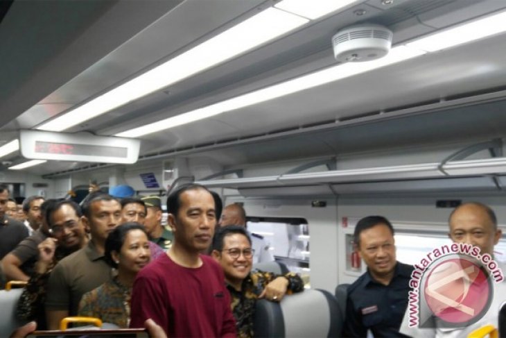 Presiden Jokowi ungkap alasan kadang bergaya santai