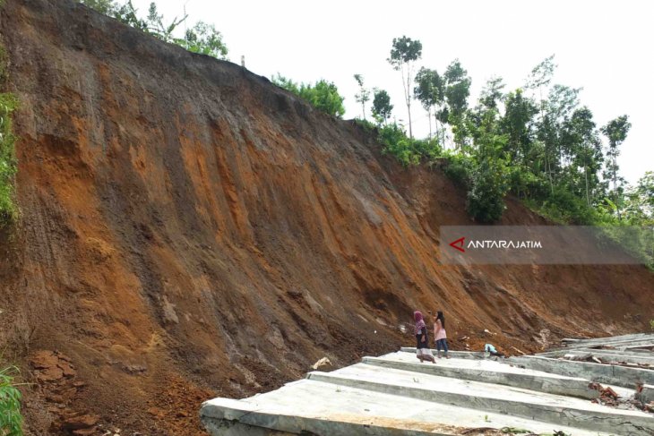 Hati Hati Jalan Ke Wisata Puncak Rembangan Jember Longsor