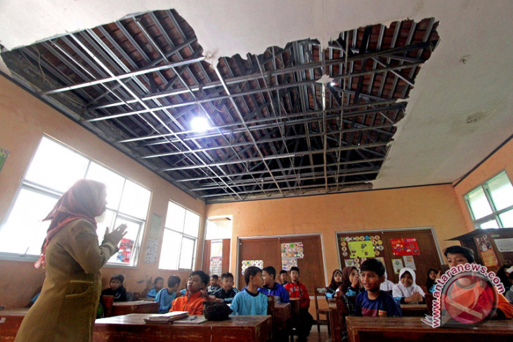Korban puting beliung Bekasi terima bantuan tunai