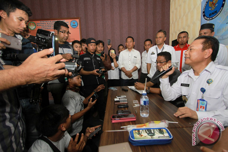 Kepala Badan Narkotika Nasional Provinsi (BNNP) Gorontalo Brigjen Pol Oneng Subroto (kanan) memberikan keterangan kepada wartawan serta menunjukan barang bukti alat hisap serta tiga paket serbuk kristal yang diduga sabu-sabu di kantor BNNP Gorontalo, Kota Gorontalo, Gorontalo, Rabu (3/1/2018). Petugas BNNP menangkap istri Wakil Wali Kota Gorontalo berinisial SD bersama rekannya LM saat sedang mengonsumsi narkoba. (ANTARA FOTO/Adiwinata Solihin)