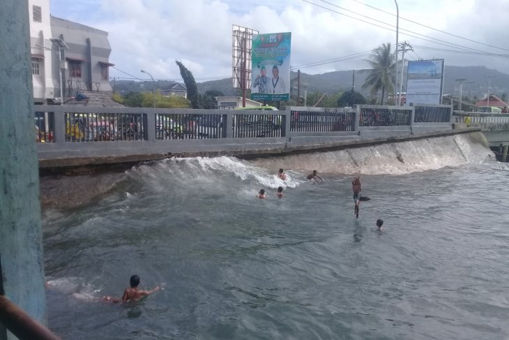 BMKG waspadai gelombang tinggi di laut Maluku